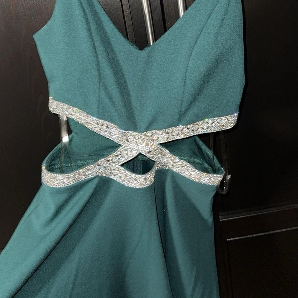 Elegant Emerald Green Evening Dress with Silver Accents